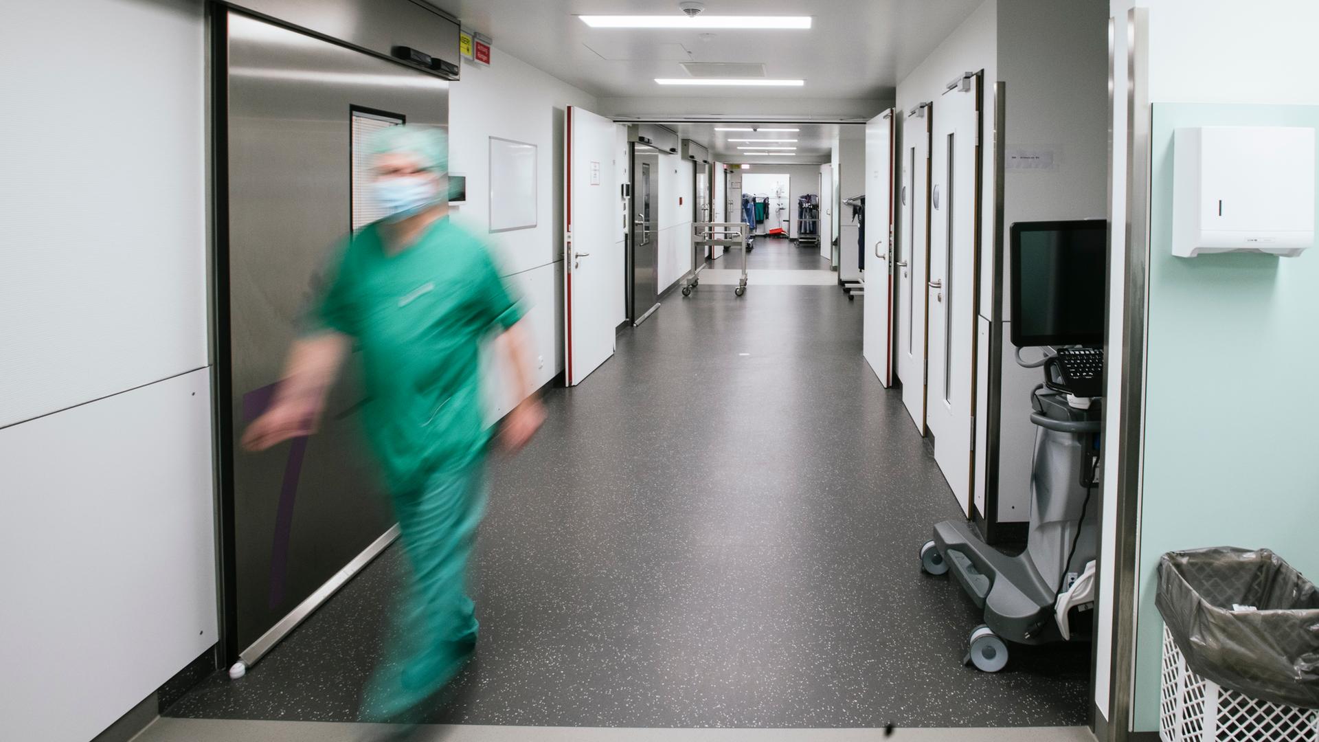 Pflegepersonal läuft durch einen Krankenhaus-Flur. | NDR, Julius Matuschik