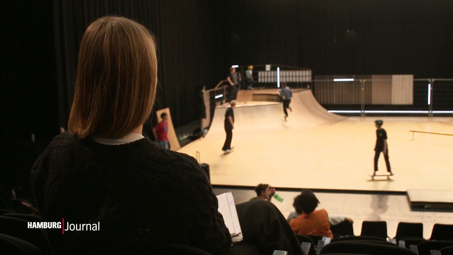 Ein person steht in einer Skatehalle und schaut hinein. | Screenshot