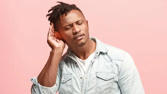 Mann fasst sich an Ohr (Bild: colourbox.de) | colourbox.de Mann fasst sich an Ohr (Bild: colourbox.de)