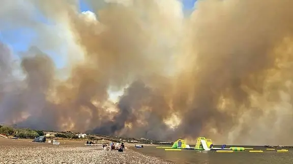 Rauchwolken eines Waldbrandes steigen auf der griechischen Insel Rhodos in den Himmel