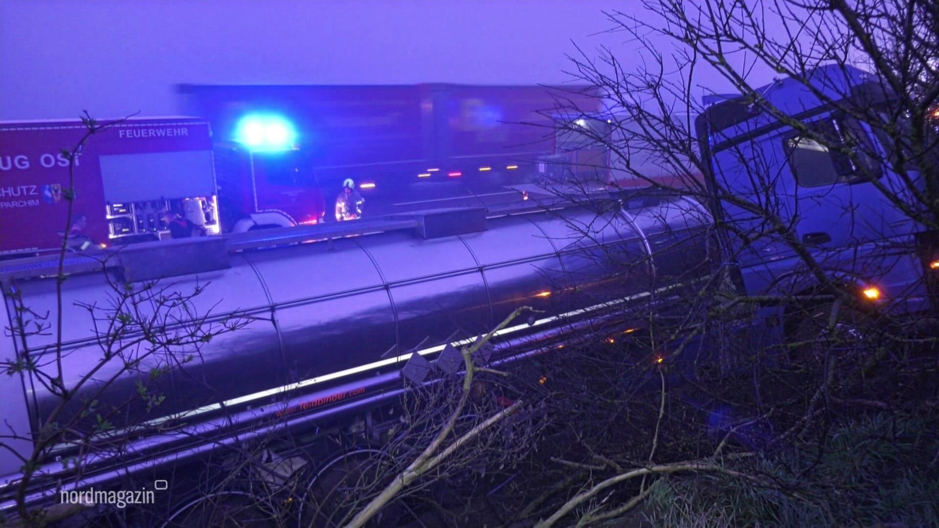 A24: Düngemittel-Lkw kommt von Fahrbahn ab