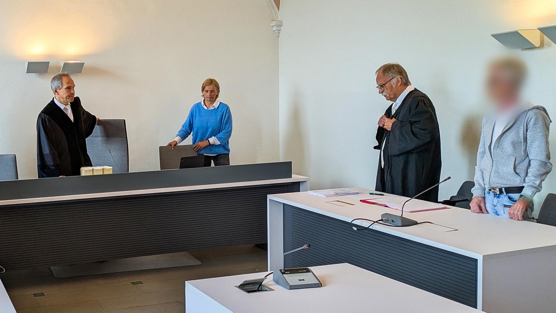 Ein Angeklagter mit seinem Verteidiger in einem Gerichtssaal in Osnabrück | NDR, Claus Halstrup