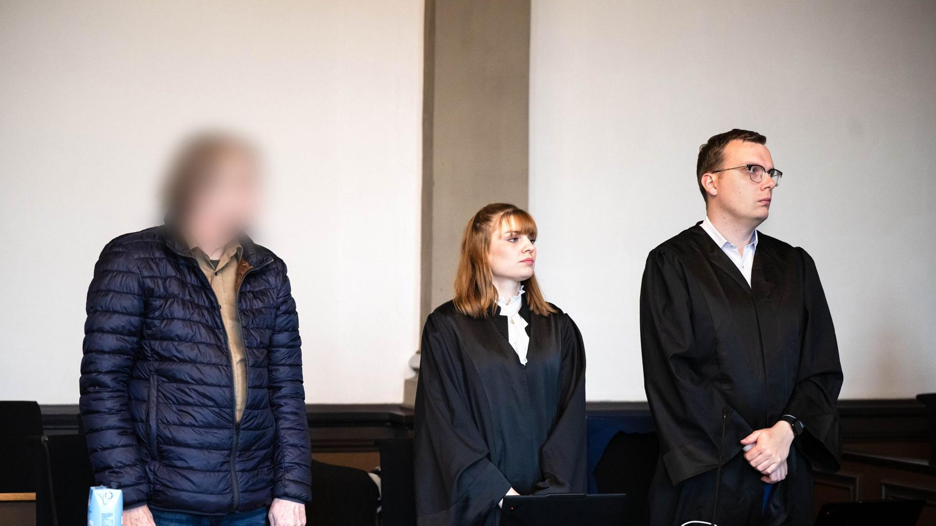 Ein Angeklagter steht mit seinen Anwälten in einem Gerichtssaal des Landgerichts Verden. | Sina Schuldt/dpa