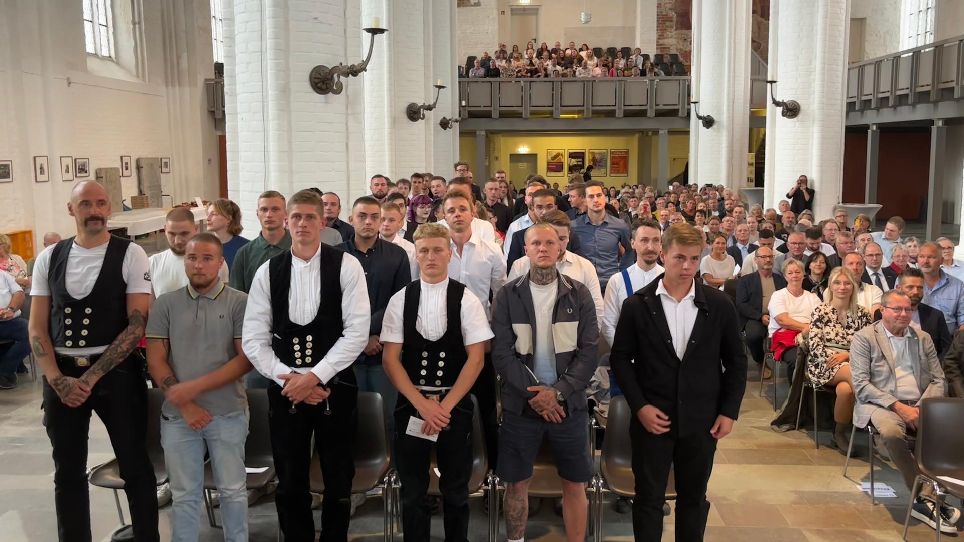 Rostock: 71 Gesellenbriefe nach alter Tradition überreicht