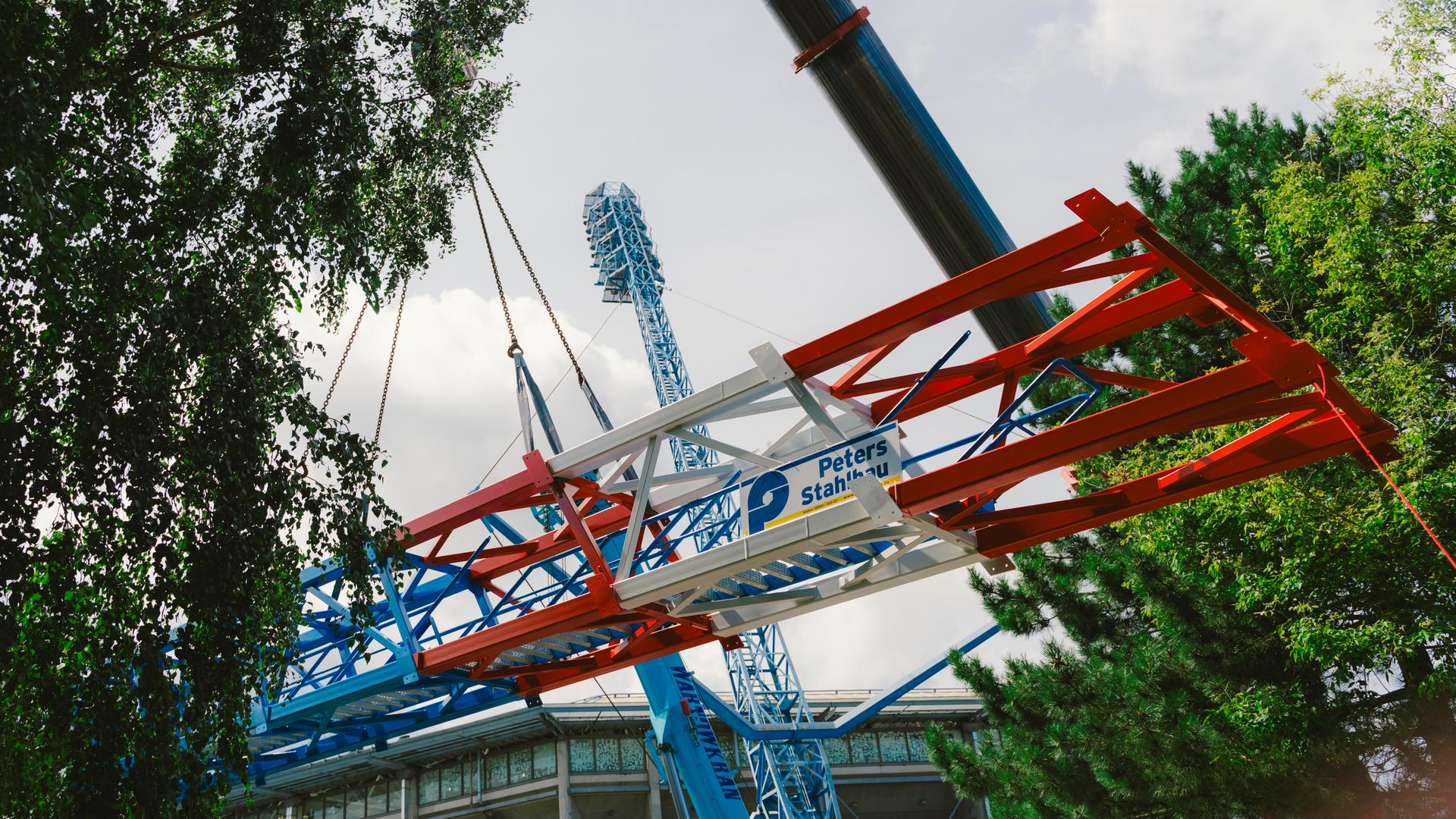 Am Ostseestadion beginnt Aufbau der neuen Flutlichtmasten