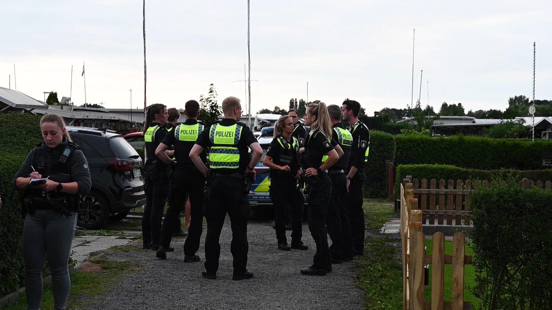 Polizisten stehen am Einsatzort. | TV News Kontor