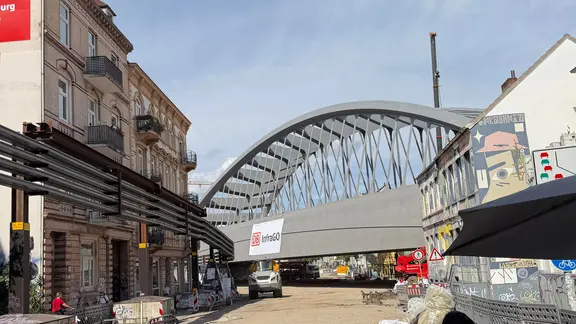 Die neue Sternbrücke über der Stresemannstraße in Hamburg-Altona
