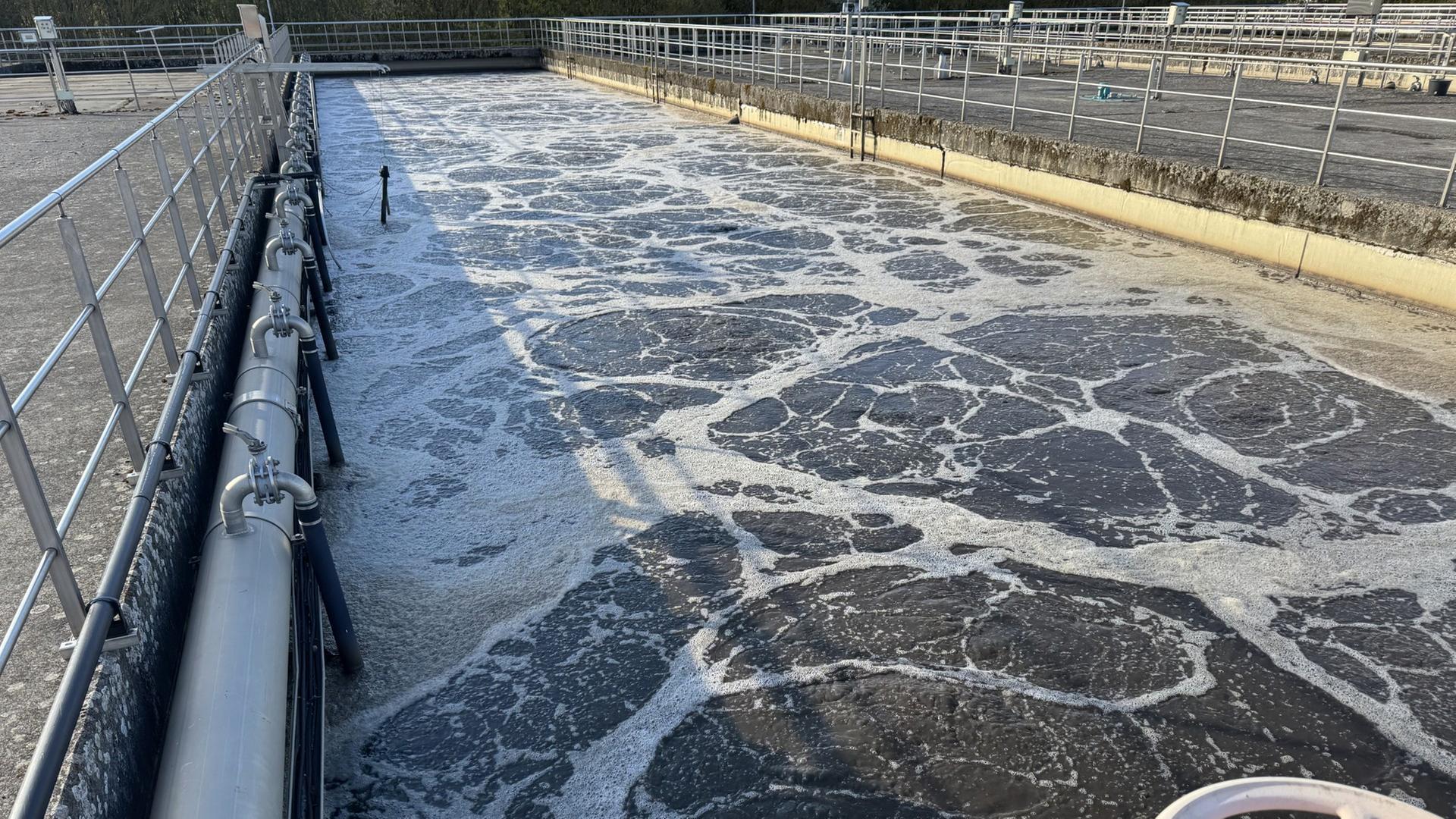 Wasser sprudelt in einem Becken in einer Kläranlage | NDR, Sabine Hausherr