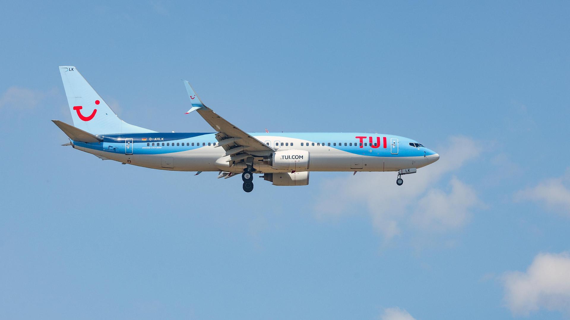 Ein Flugzeug der Fluggesellschaft TUI, Boeing 737-8K5, in der Luft. | picture alliance/Rene Traut Fotografie, Rene Traut