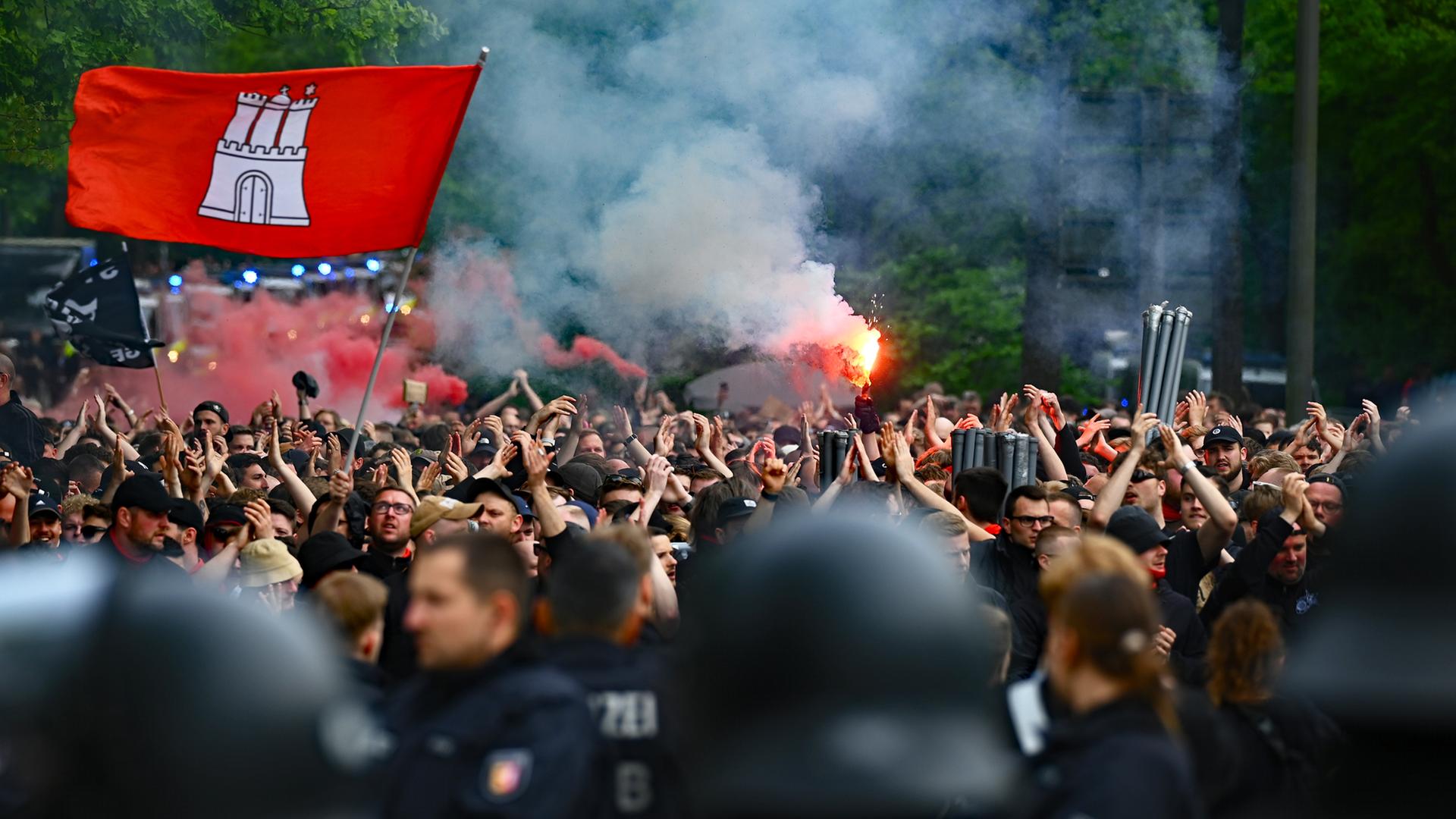 Stadtderby in Hamburg: Polizei will Fan-Lager trennen