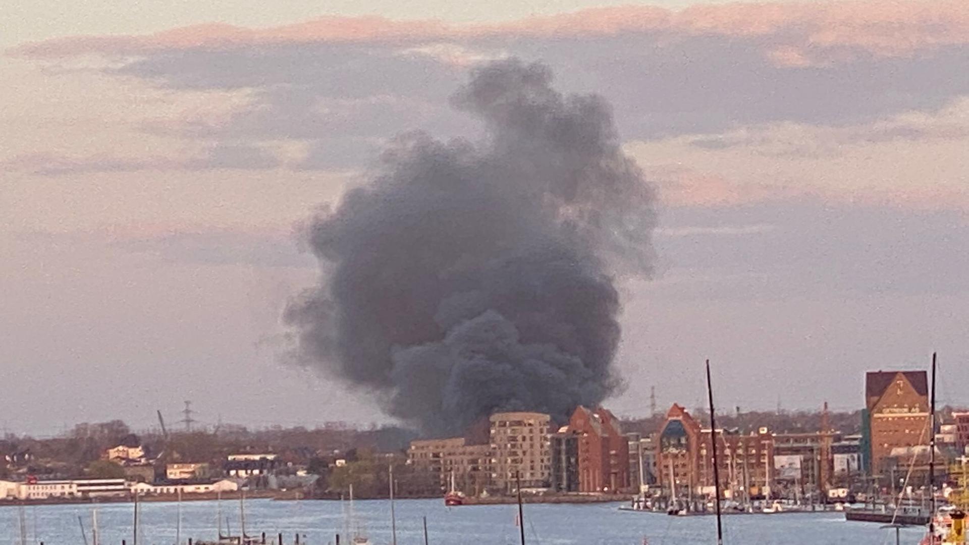 Rauchwolke über Rostock: Ermittlungen nach Baracken-Brand