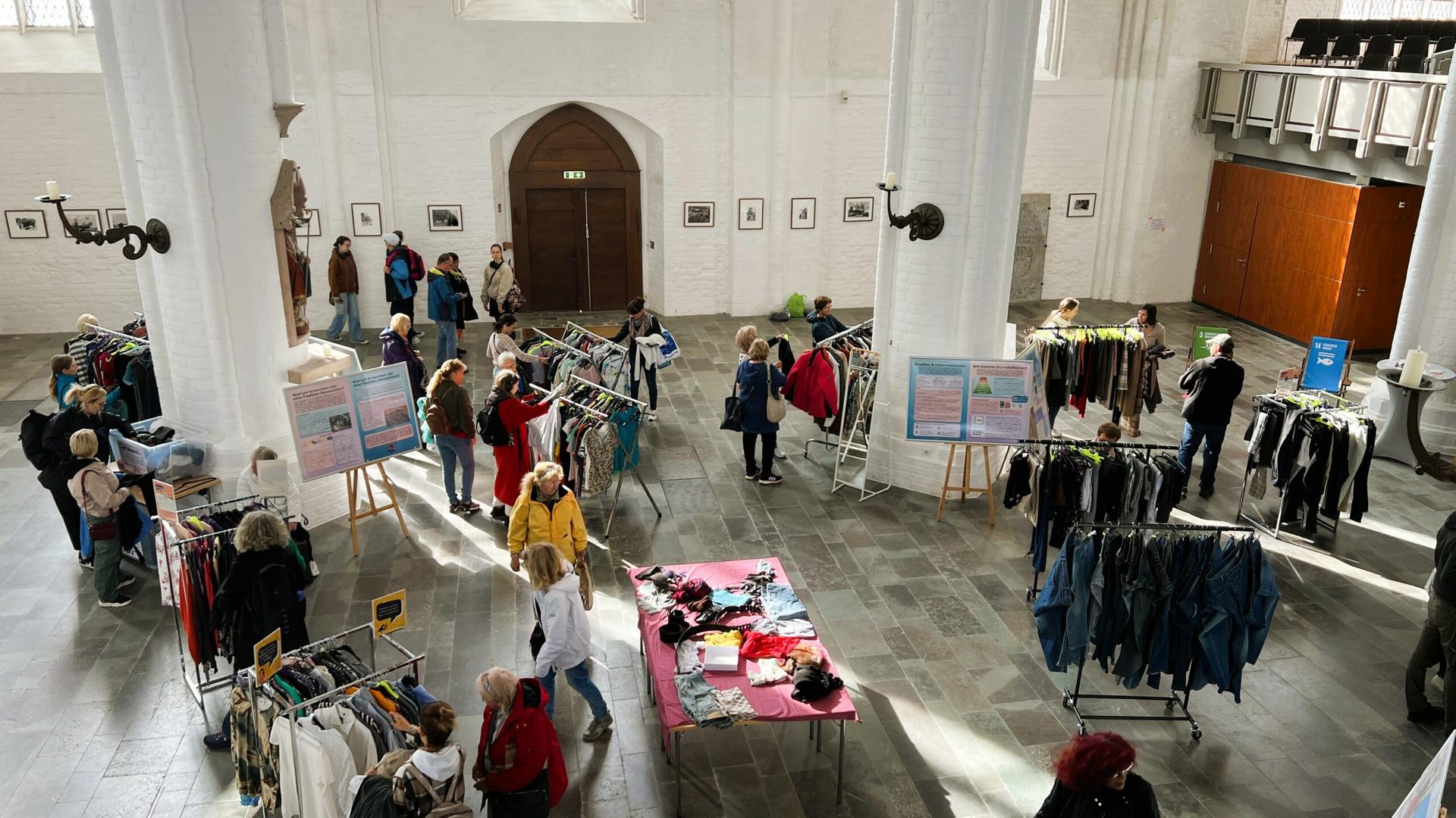Trikot- und Kleidertausch: Faire Woche in Rostock startet