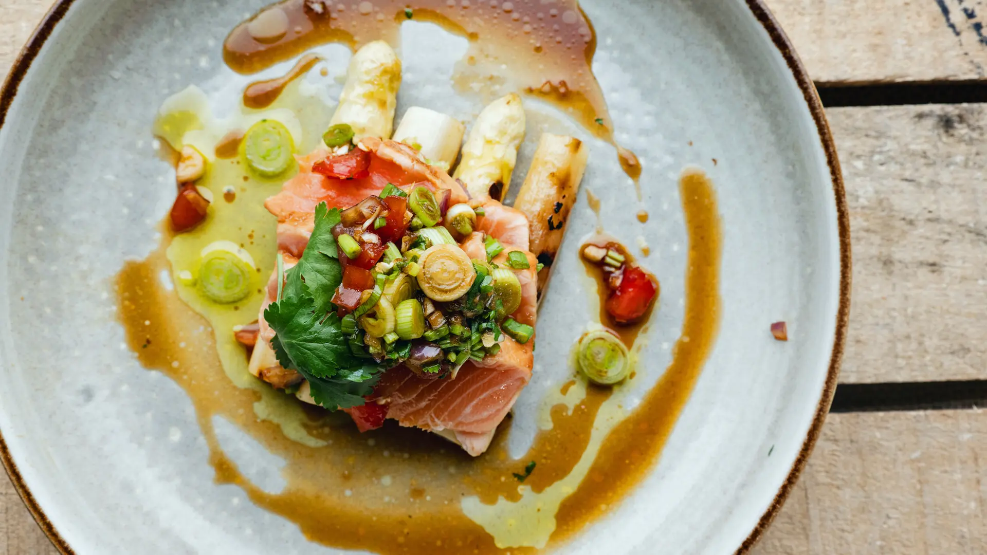 Gebratener Spargel mit mariniertem Lachs | ndr.de