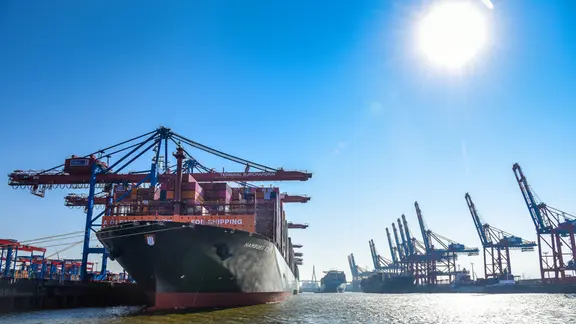Hamburg, der Waltershofer Hafen, links das Containerschiff "Hamburg Express" (IMO 9943865, MMSI 211123000) der Reederei Hapag-Lloyd am Containerterminal Burchardkai (CTB).