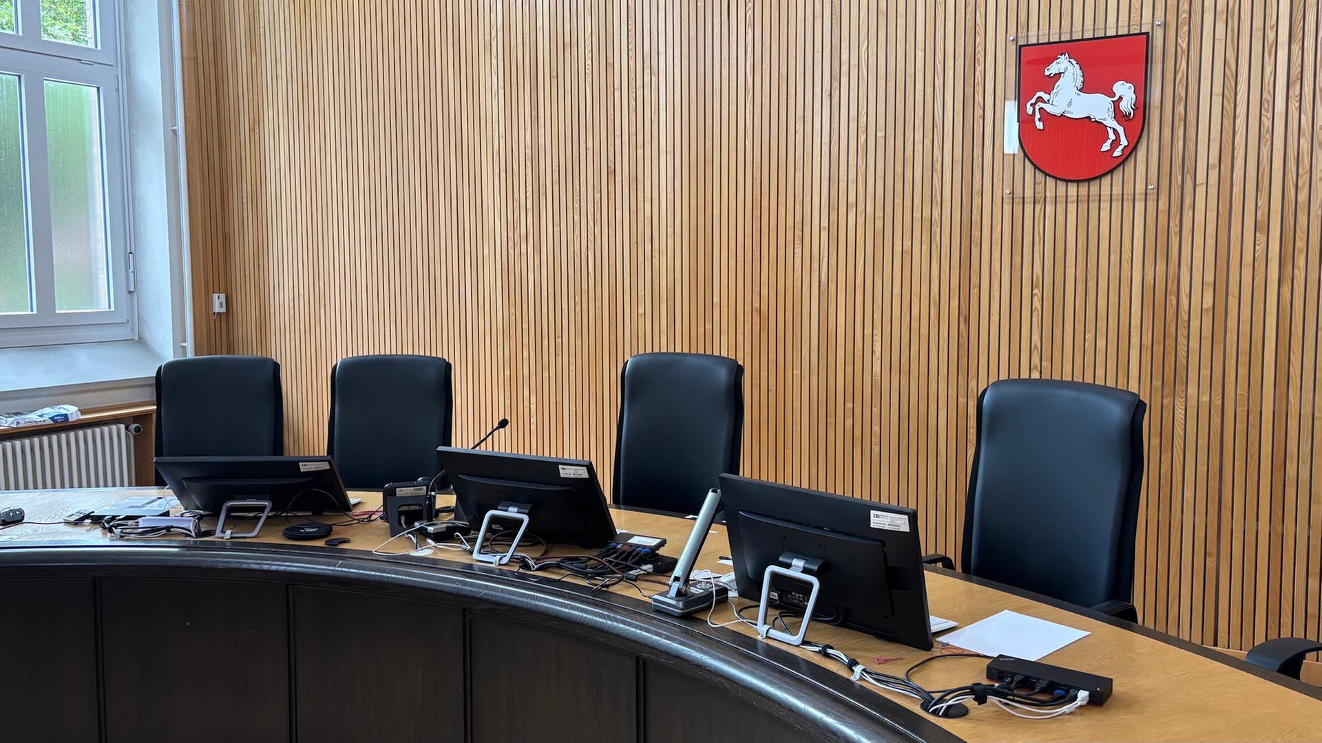 In einem leeren Gerichtsaal ist das Wappen von Niedersachsen an der Wand zu sehen. | NDR, Karsten Busch