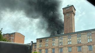 Rauch steigt aus einem Recyclingbetrieb nahe der Roggenmühle Lehndorf in Braunschweig auf.