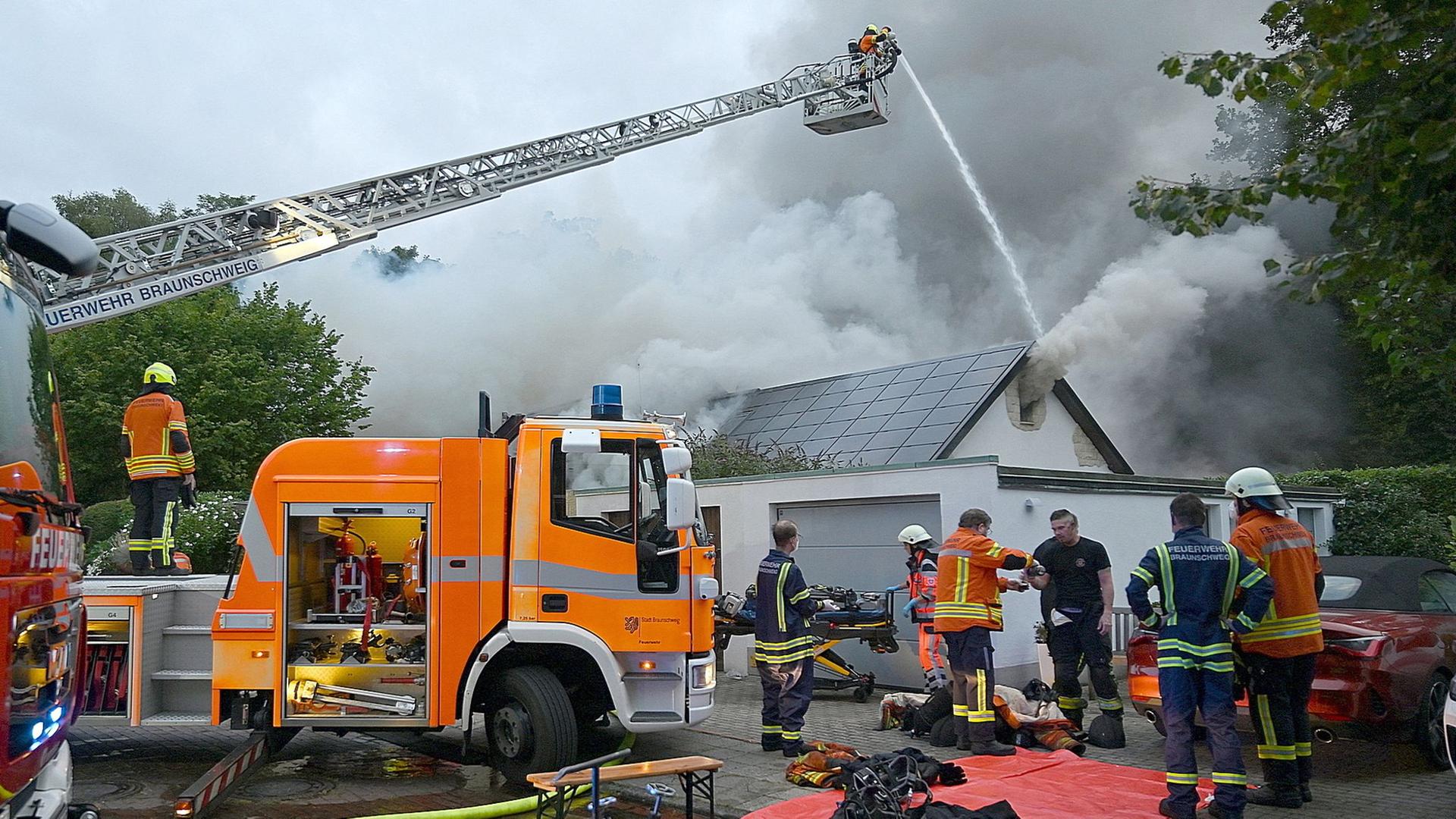 Die Feuerwehr bei den Löscharbeiten in Braunschweig.  | picture alliance/dpa, Jörg Koglin