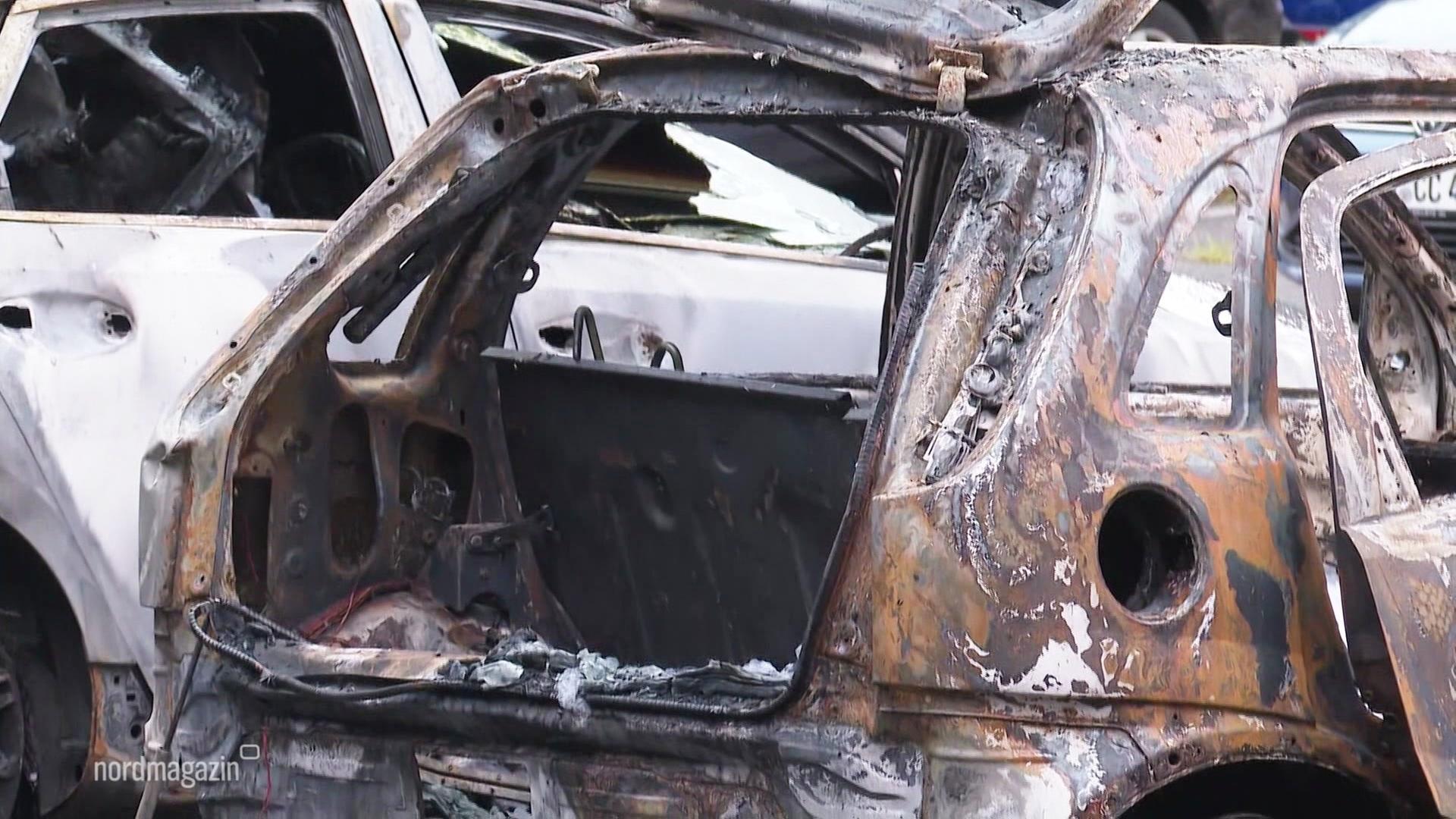 Erneut brennen nachts Autos in Rostock