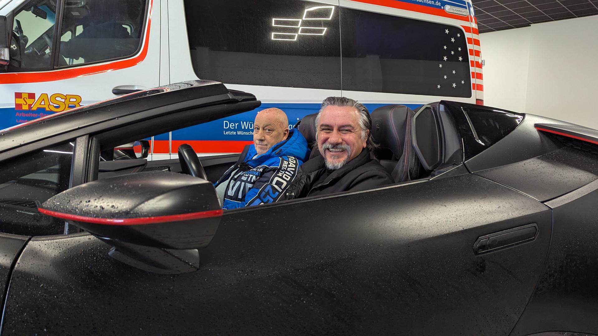 Hossein Madani (rechts) erfüllt Heino Bronn einen letzten großen Wunsch. | Christopher Haar