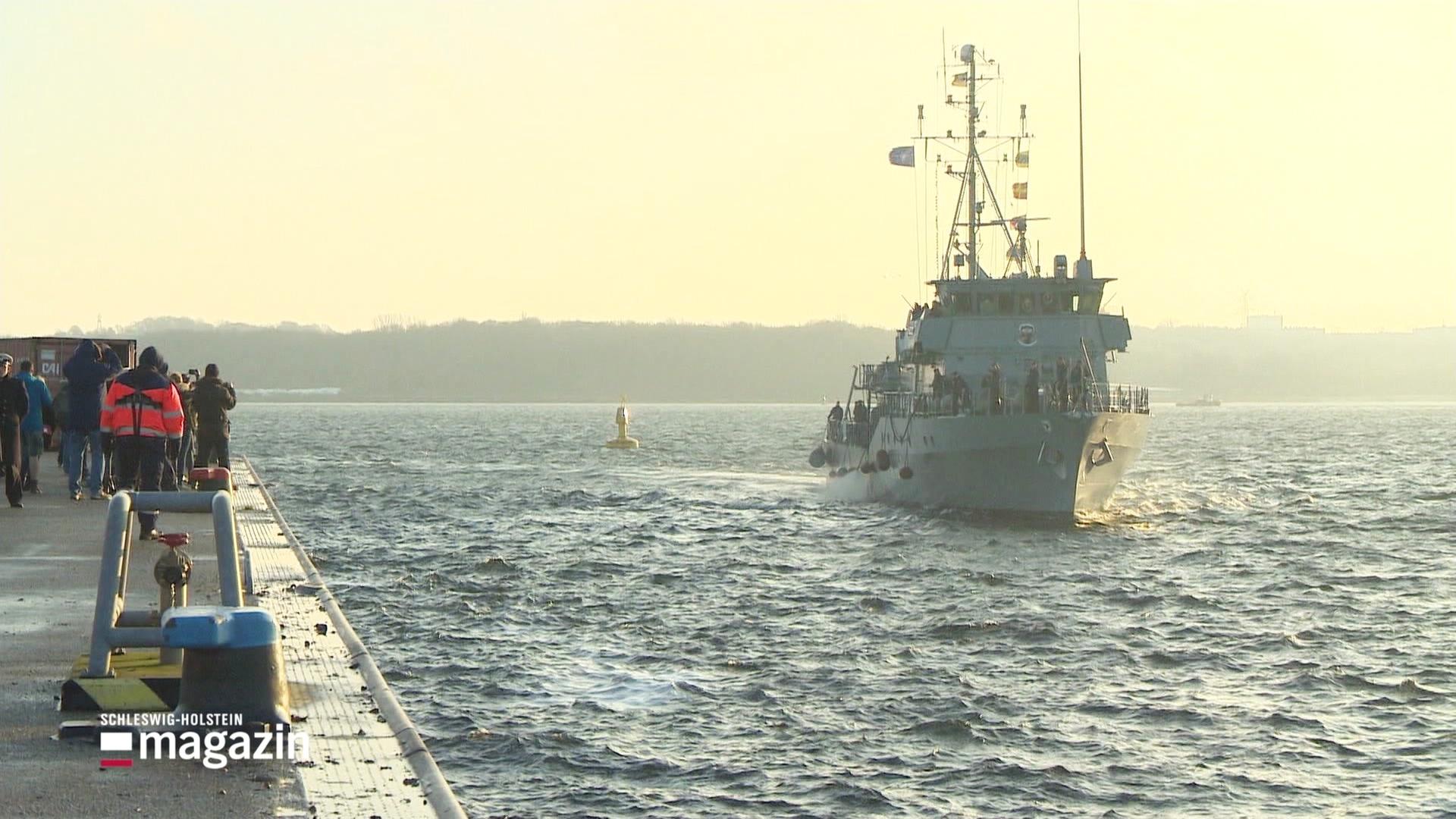 Ein Minenjagtboot im Sonnernuntergang. | Screenshot