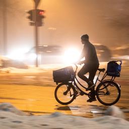 Ein Fahrradfahrer bei Winterwetter auf einer Hamburger Straße.