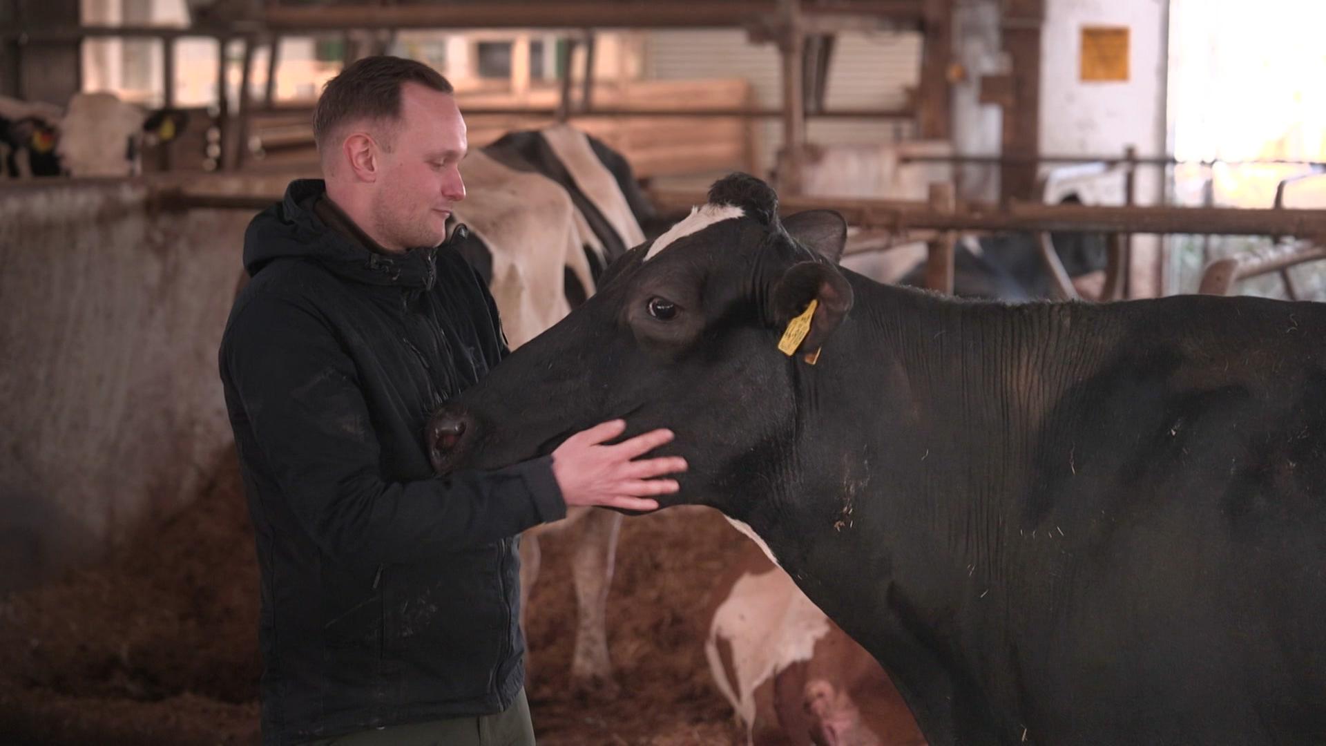 Alexander Hübke wurde als Landesbester der Landwirt-Azubis ausgezeichnet. | NDR