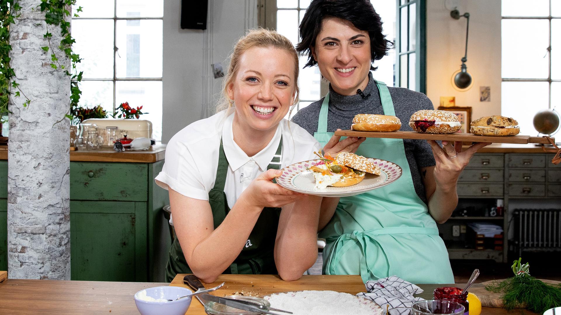 Zora Klipp (li.) und Theresa Knipschild. | NDR/Claudia Timmann