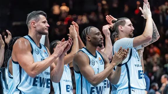 Jubel bei den Oldenburger Basketballern Filip Stanic, Dakarai Tucker und Tomislav Zubcic (v.l.). | picture alliance / Eibner-Pressefoto | Damian Kruczyn Jubel bei den Oldenburger Basketballern Filip Stanic, Dakarai Tucker und Tomislav Zubcic (v.l.).
