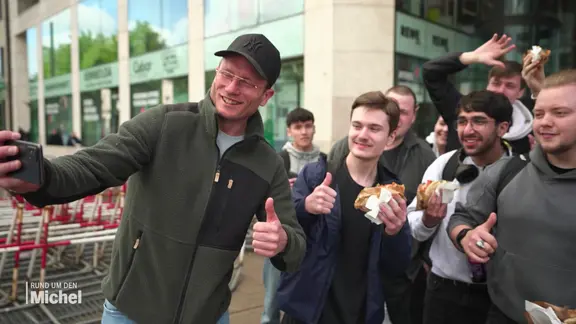 Döner-Influencer und Imbissbetreiber Holger Schwietering macht ein Selfie mit Fans.