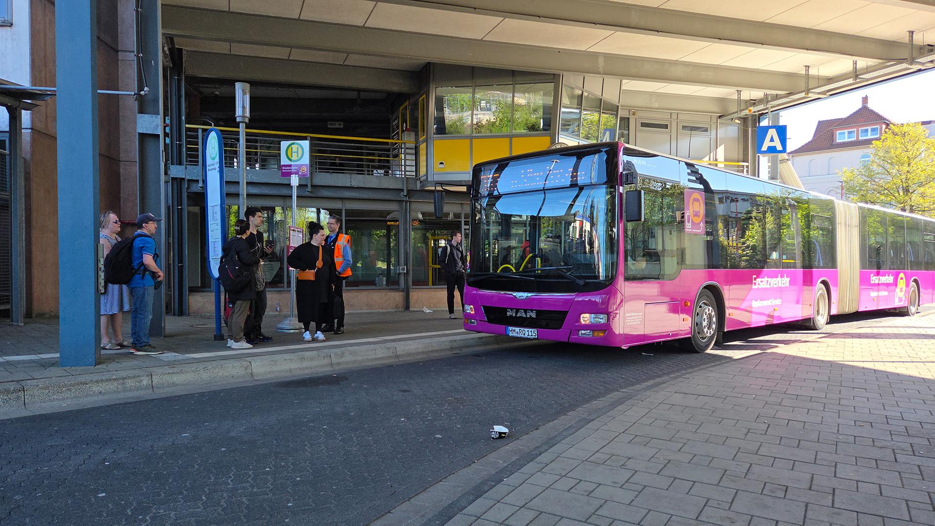 Ein Bus für den Ersatzverkehr während der Sanierung der Bahnstrecke Hamburg-Hannover steht am Bahnhof Celle. | NDR / Bernd Reiser