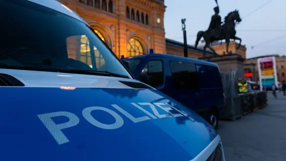 Polizeifahrzeuge stehen vor dem Hauptbahnhof Hannover. | dpa-Bildfunk, Philipp von Ditfurth Polizeifahrzeuge stehen vor dem Hauptbahnhof Hannover.