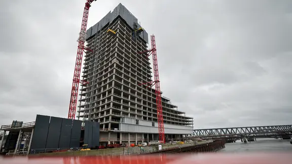 Die stillgelegte Baustelle des Elbtowers in der Hamburger Hafencity