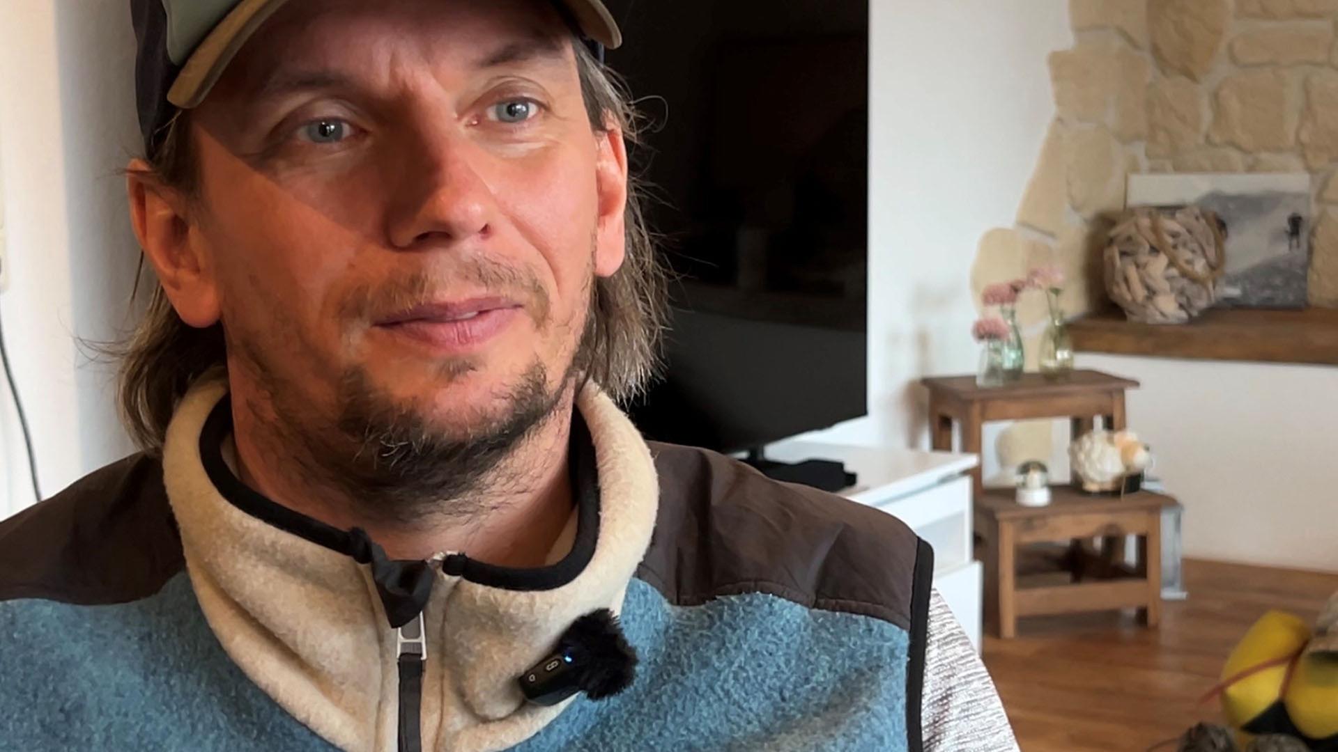 Dominik Singer steht in einem Zimmer. | NDR, Jan Fragel
