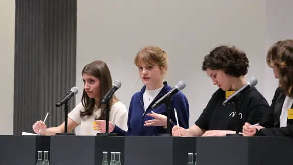 Die Gewinner der ersten Altersgruppe beim "Jugend debattiert"-Landesfinale im niedersächsischen Landtag.