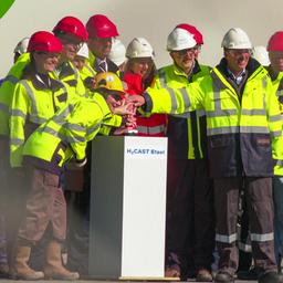 Marc van der Linden, Gasunie, Boris Richter, Storag Etzel, Hester Somsen, Botschafterin der Niederlande, Christian Meyer, Niedersächsischer Minister für Umwelt, Energie und Klimaschutz, und Olaf Lies, Minister für Wirtschaft, Verkehr, Bauen und Digitalisierung, starten die Befüllung der Wasserstoffkaverne in Etzel symbolisch.