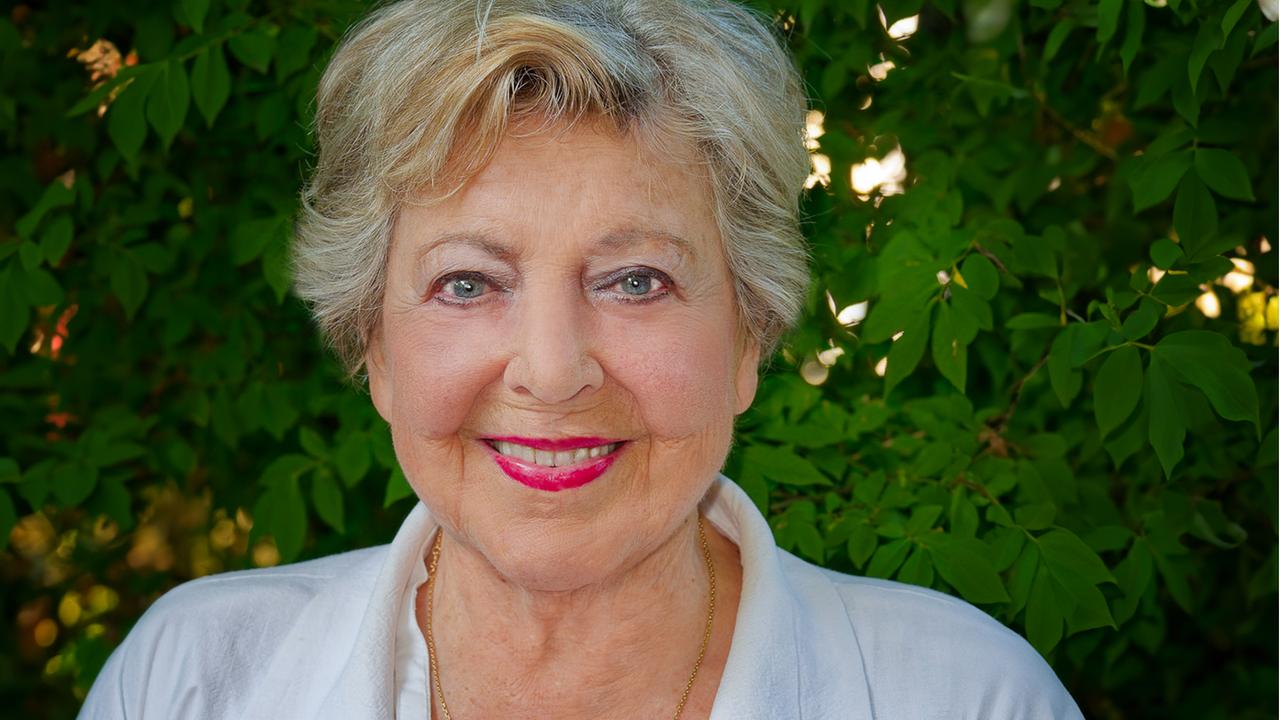 Schauspielerin Marie-Luise Marjan lächelt in die Kamera