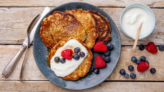 Chia-Pancakes auf einem Teller.