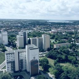 Luftaufnahme zeigt Wohnhäuser in Neubrandenburg.