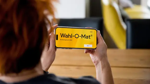 2025 年連邦議会に向けて、Wahl-O-Mat の役に立つ人物を探してください。