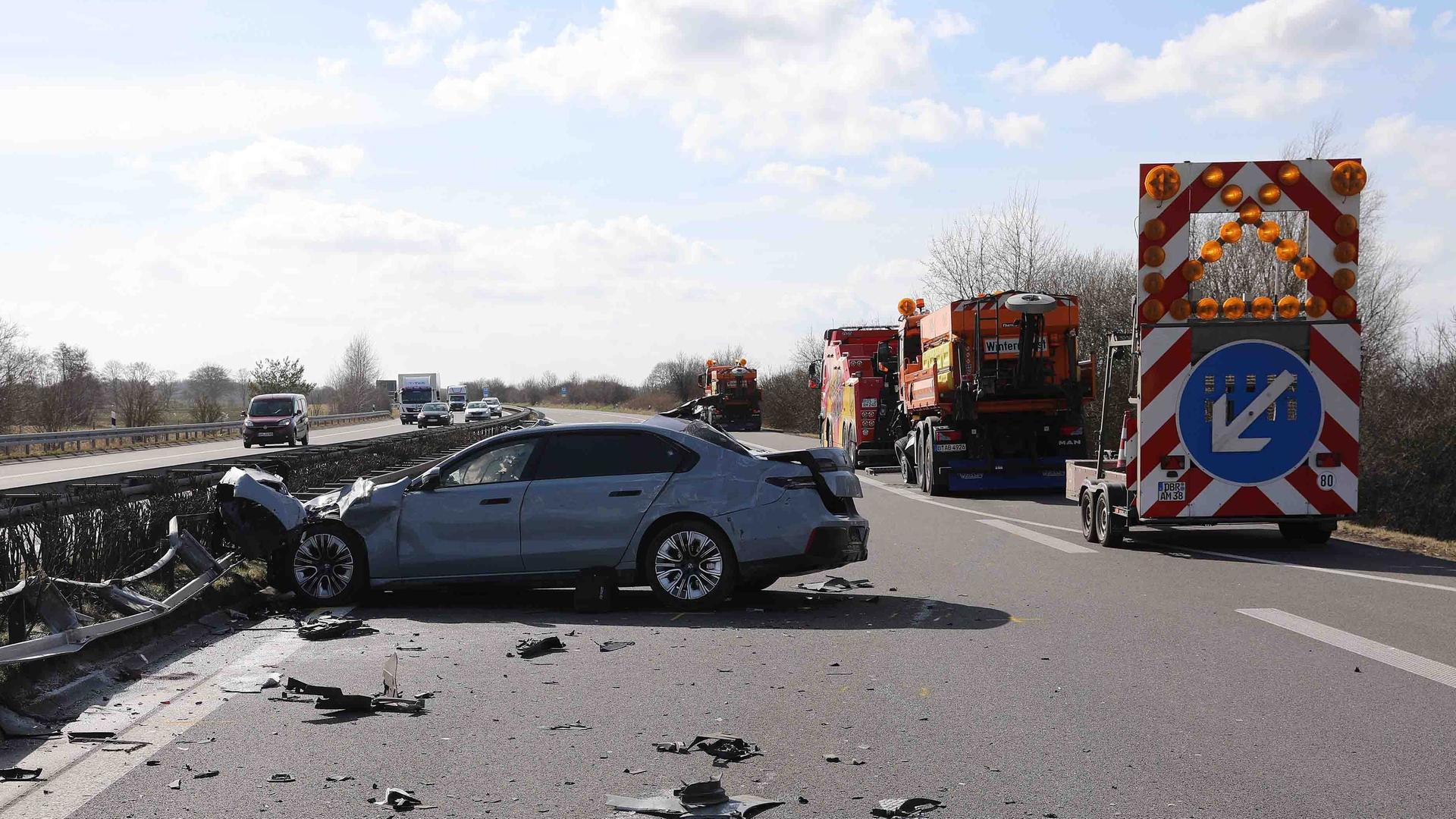 Das Wrack eines BMW steht quer zur Fahrtrichtung auf der linken Spur der A20. | Stefan Tretropp