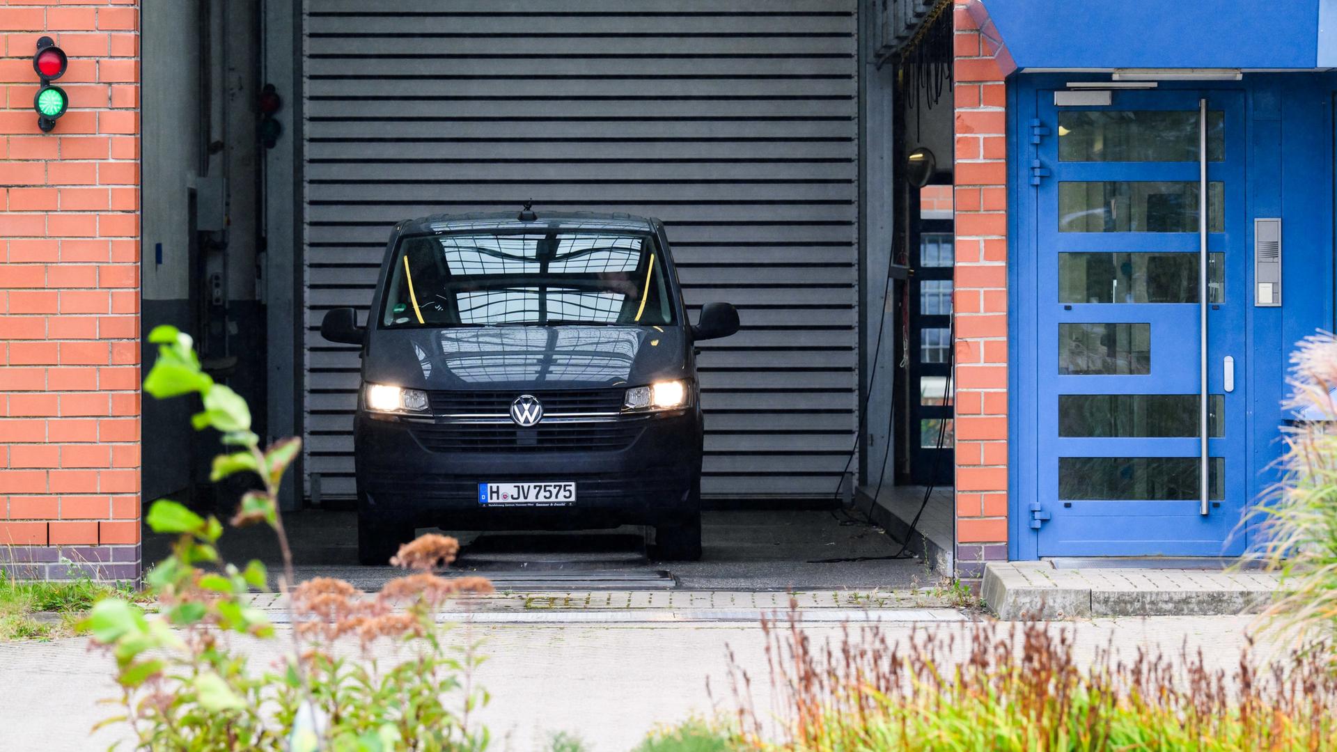 Ein dunkler Transporter fährt aus einer Ausfährt in der JVA Sehnde. | dpa-Bildfunk, Julian Stratenschulte