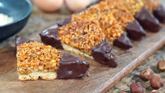 Nussecken mit Schoklade auf einem Holzbrett