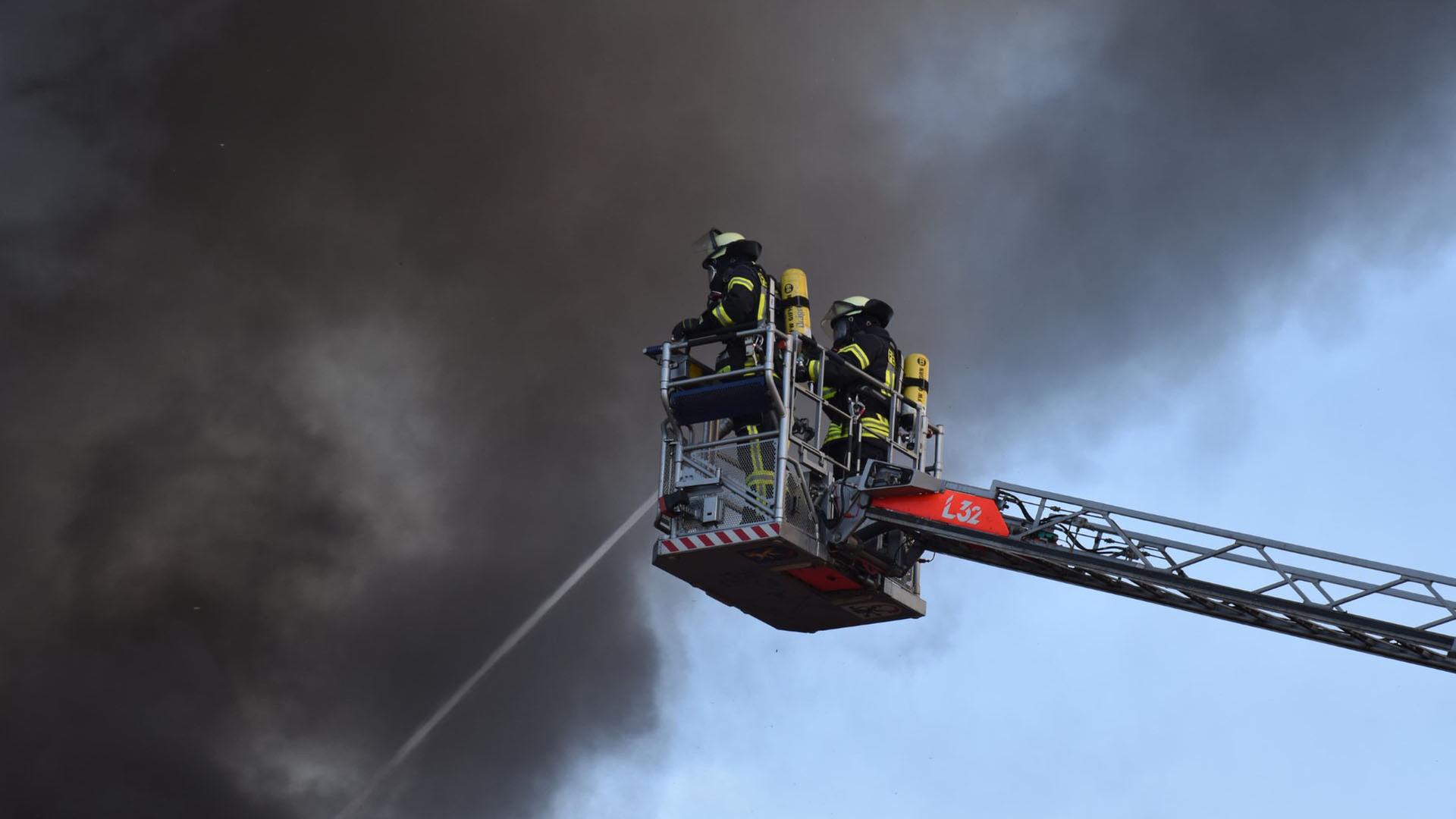 Schwerin: Brand bei Abfallentsorger sorgt für dichten Qualm