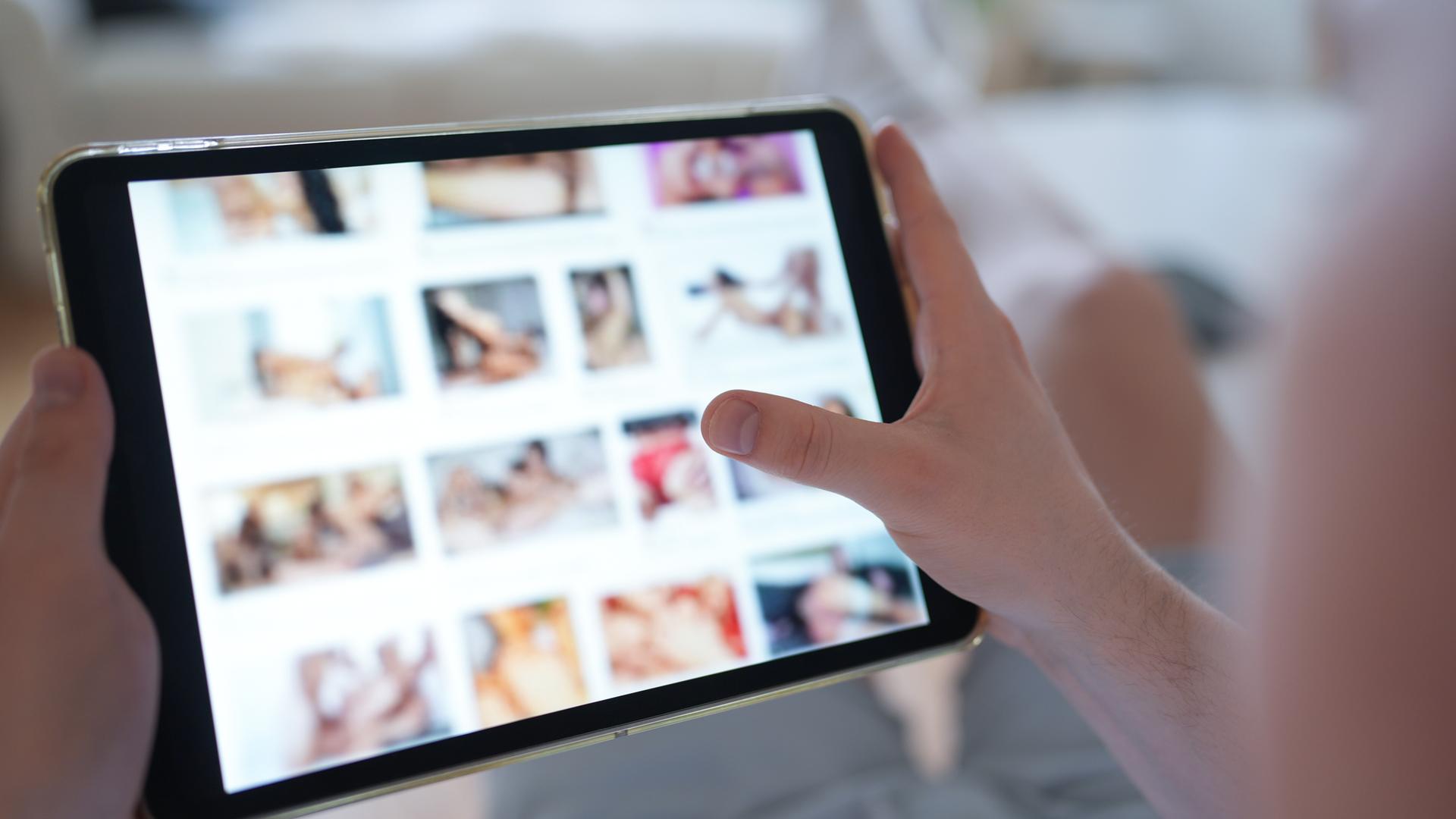 Eine eine Porno-Internetseite auf einem Tablet | picture alliance/dpa | Marcus Brandt