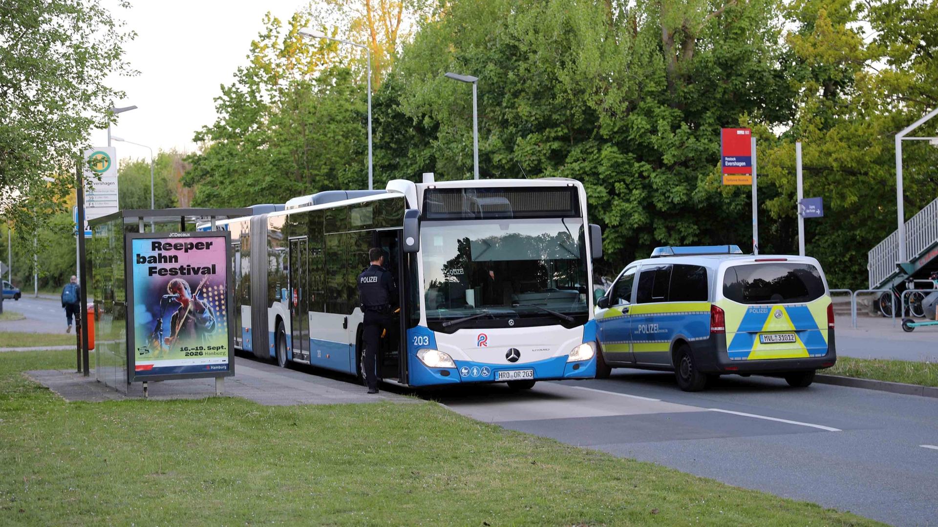 Großer Polizeieinsatz nach mutmaßlichem Raub in Rostock-Schmarl