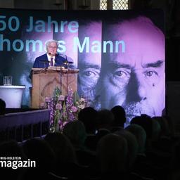 Bundespräsident Steinmeier spricht auf einer Bühne.