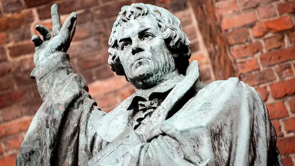 Das Lutherdenkmal an der südlichen rechten Seite des Hauptportals der Marktkirche Hannovers Innenstadt. | picture alliance/dpa, Hauke-Christian Dittrich Das Lutherdenkmal an der südlichen rechten Seite des Hauptportals der Marktkirche Hannovers Innenstadt.