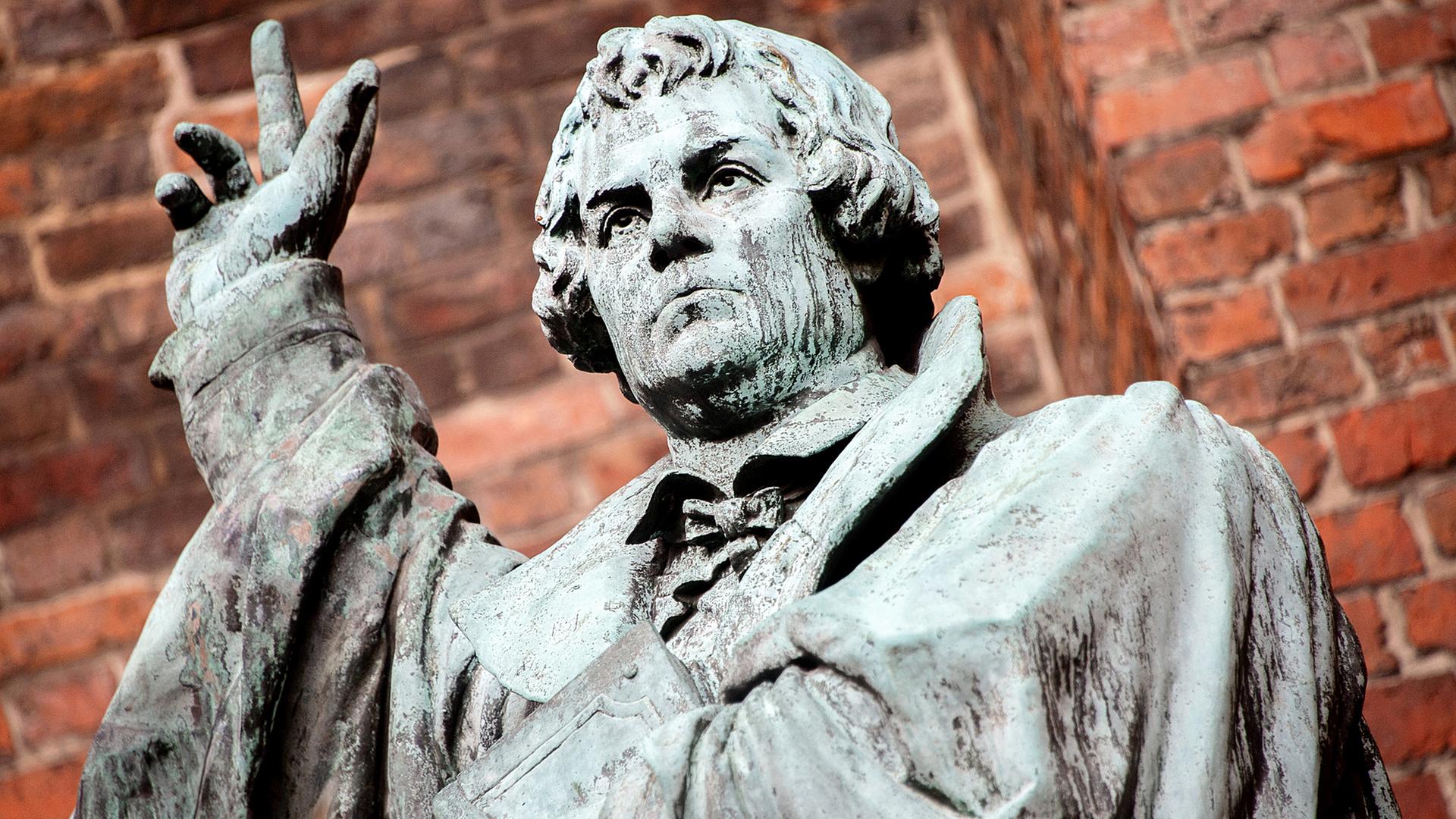 Das Lutherdenkmal an der südlichen rechten Seite des Hauptportals der Marktkirche Hannovers Innenstadt. | picture alliance/dpa, Hauke-Christian Dittrich