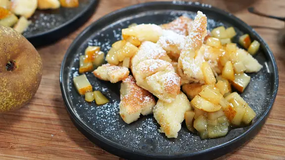 Kaiserschmarrn mit Birnen-Kompott auf einem Teller serviert