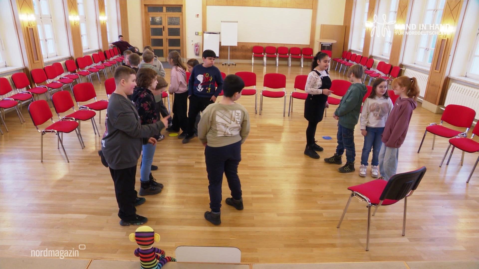 "Hand in Hand": Wie schützt man Kinder vor Handysucht?